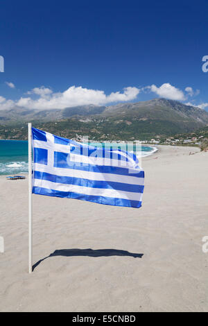 Drapeau sur la plage de Plakias, au sud de la Crète, Crète, Grèce Banque D'Images