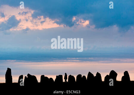 Visiteurs à l'Ale's Stones,plus grand navire de pierre conservé en Scandinavie, coucher de soleil, Kåseberga, Scania, Suède Banque D'Images