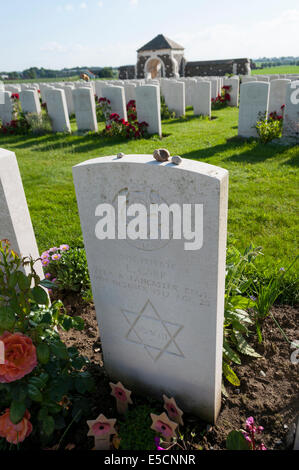 Tombeau du soldat juif au cimetière de Tyne Cot pour les morts de la Première Guerre mondiale, Zonnebeke, Belgique Banque D'Images