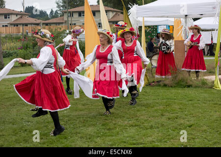 Les femmes de Tiddley Cove Morris Dancers faisant une danse traditionnelle lors d'une fête Midsummer Festival Banque D'Images