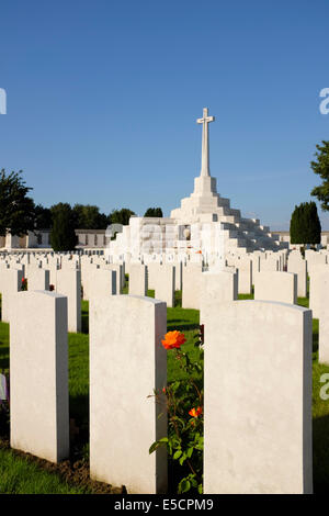 Croix du Sacrifice à Tyne Cot Cemetery des sépultures de guerre du Commonwealth pour les morts de la Première Guerre mondiale, Zonnebeke, Belgique Banque D'Images