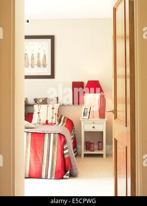 Vue à travers une fenêtre sur chambre Mulberry Place, Great Bedwyn. Le développement résidentiel, UK. Banque D'Images