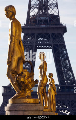 Des statues en bronze doré du Palais de Chaillot, avec la Tour Eiffel en arrière-plan, Paris, France. Banque D'Images