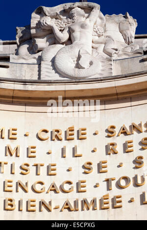 L'ornementation sculptée et d'or les inscriptions de citations de poète et philosophe français Paul Valery ornent la façade de la Banque D'Images