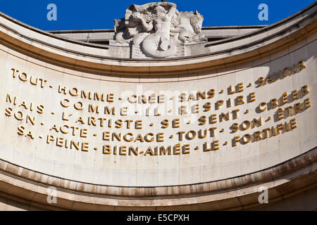 Inscriptions d'or de citations par poète français Paul Valéry décorer la partie supérieure de la façade du Musée de l'Homme (Musée de l'Homme) Banque D'Images