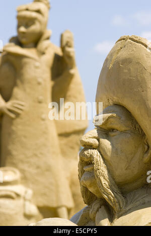 Burgas Bulgarie 27 Juillet 2014 : artistes connus dans le monde entier de toute l'Europe créent des sculptures de conte de fées que faire 8 mètres de haut en utilisant plus de 250 tonnes de sable spécial. La Bulgarie ont organisé leur premier festival de sable en 2008 et l'événement est devenu une attraction touristique populaire. Credit : Clifford Norton/Alamy Live News Banque D'Images