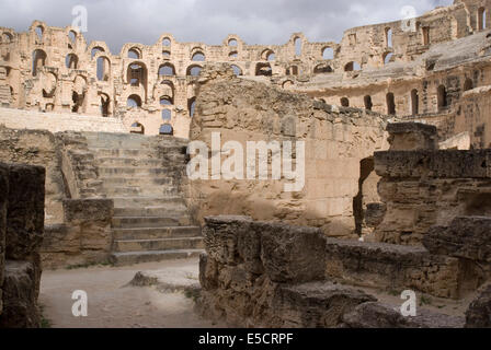 Vestiges d'un amphithéâtre romain, le 3ème plus grand qui reste encore aujourd'hui (après Rome et Capoue, en Italie), El Djem, Tunisie Banque D'Images