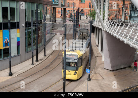 Le tram à l'extérieur de la gare de Piccadilly, Manchester, Angleterre, RU Banque D'Images