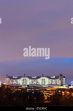 QE ou l'Hôpital Queen Elizabeth de Birmingham Edgbaston construit pour le partenariat public-privé (PPP), la tombée de la nuit de l'image. Banque D'Images