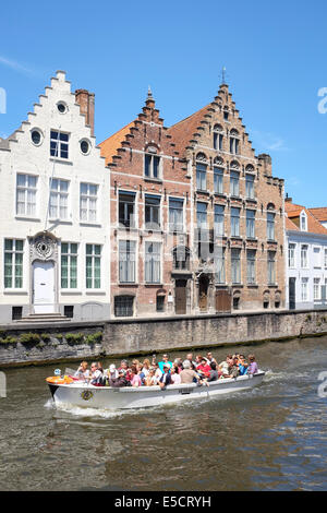 Les touristes sur un bateau sur le canal de Bruges, Belgique. Banque D'Images