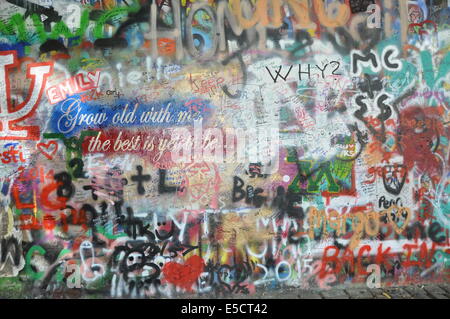 Graffitis colorés au fameux mur John Lennon à Prague, République Tchèque Banque D'Images
