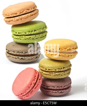 Pile de Biscuits macaron multicolore isolé sur blanc. Banque D'Images