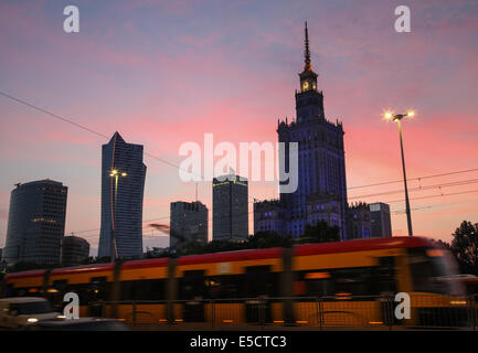 Le Palais de la science et de la culture et d'autres gratte-ciel sur fond de ciel coucher de soleil rose à Varsovie, Pologne. Banque D'Images