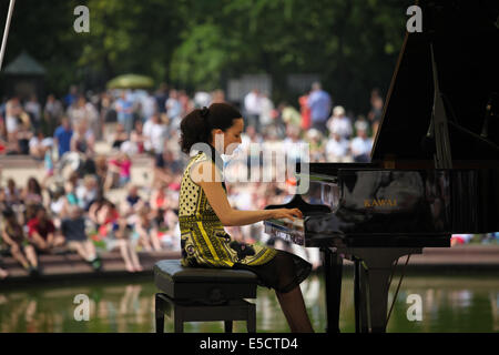 Un concert de piano à la Statue de Frédéric Chopin dans Parc Lazienki à Varsovie, Pologne. Banque D'Images