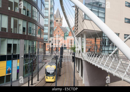 Le Tribunal de la Couronne et la passerelle à l'extérieur de la gare Piccadilly sur London Road, Manchester, England, UK Banque D'Images