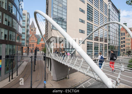 Le Tribunal de la Couronne et la passerelle à l'extérieur de la gare Piccadilly sur London Road, Manchester, England, UK Banque D'Images