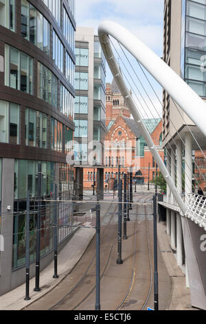 Le Tribunal de la Couronne et la passerelle à l'extérieur de la gare Piccadilly sur London Road, Manchester, England, UK Banque D'Images