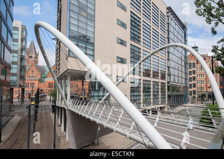 Le Tribunal de la Couronne et la passerelle à l'extérieur de la gare Piccadilly sur London Road, Manchester, England, UK Banque D'Images