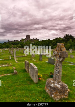 Château de Corfe avec cimetière, Dorset, Angleterre Banque D'Images