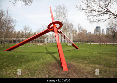 Sculpture par Mark Di Suvero appelée molécule au jardins de sculptures de Minneapolis, Minnesota, USA. Banque D'Images