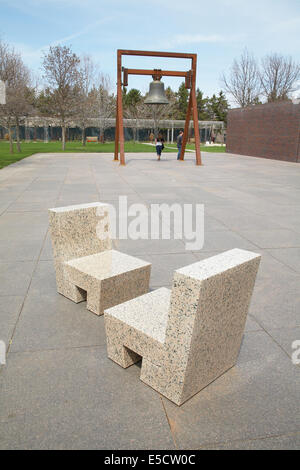 Sculpture par Scott Burton appelé deux-part-chaises, (une paire ) à Minneapolis sculpture garden, Walker Art Center, Minnesota USA. Banque D'Images