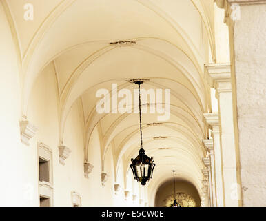 Plafond voûté avec lampe fer ornemental. Abbaye de Melk. Banque D'Images