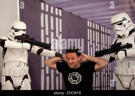 Stormtroopers de Star Wars pointant des armes à feu à un fan, salon international de la Comique de Barcelone, le 17 mai 2014 à Barcelone, Catalogne, Espagne. Banque D'Images