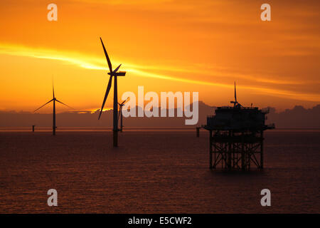 Coucher de soleil sur la mor de Gwynt y ferme éolienne au large de la côte nord du Pays de Galles au cours de la phase de construction en 2014. Banque D'Images