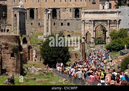 Italie, Rome, Forum romain, touristes Banque D'Images