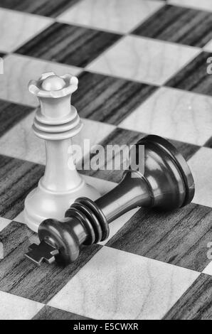 Conseil d'échecs avec lit Queen, King vaincre un concept Banque D'Images