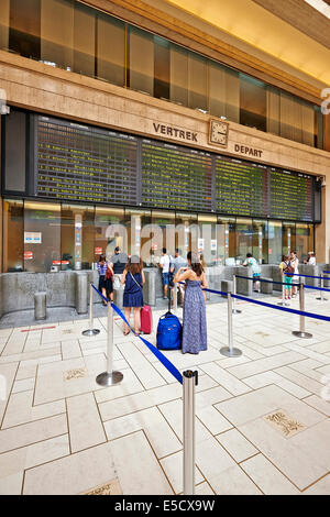 Intérieur de l'entrée principale de la gare centrale de la ville, le 27 juillet 2014 Banque D'Images