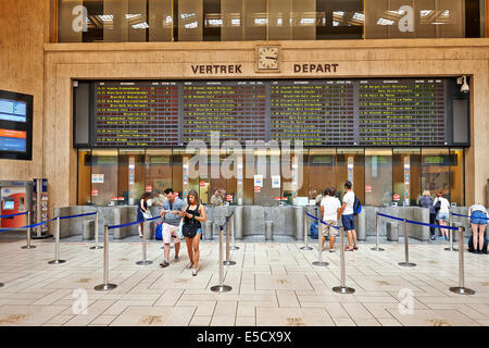 Intérieur de l'entrée principale de la gare centrale de la ville, le 27 juillet 2014 Banque D'Images