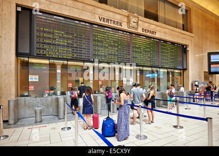 Intérieur de l'entrée principale de la gare centrale de la ville, le 27 juillet 2014 Banque D'Images