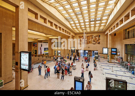 Intérieur de l'entrée principale de la gare centrale de la ville, le 27 juillet 2014 Banque D'Images