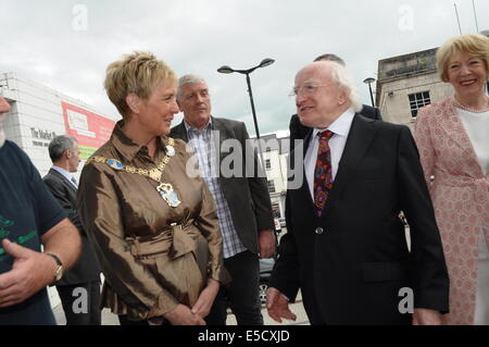 Armagh, en Irlande. 28 juillet, 2014. Maire d'Armagh Cathy Rafferty se félicite que le président Michael D. Higgins à Armagh. Le président d'Irlande Michael D. Higgins ouvre l'École d'été annuelle John Hewitt dans la région de Market Place Theatre, Armagh, 28 juillet 2014 : Crédit d'LiamMcArdle/Alamy Live News Banque D'Images