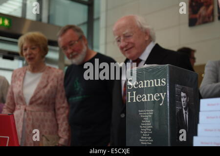 Armagh, en Irlande. 28 juillet, 2014. Le président Higgins vues le Seamus Heaney section du livre Alibis No stand à la John Hewitt École d'été. Le président d'Irlande Michael D. Higgins ouvre l'École d'été annuelle John Hewitt dans la région de Market Place Theatre, Armagh, 28 juillet 2014 : Crédit d'LiamMcArdle/Alamy Live News Banque D'Images