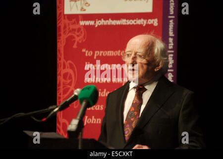 Armagh, en Irlande. 28 juillet, 2014. Le président d'Irlande Michael D. Higgins ouvre l'École d'été annuelle John Hewitt dans la région de Market Place Theatre, Armagh, 28 juillet 2014 : Crédit d'LiamMcArdle/Alamy Live News Banque D'Images