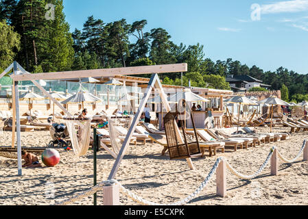 Les gens se détendre sur la plage de légende dans resort ville Jurmala, sur une chaude journée d'été, 30C à l'extérieur Banque D'Images