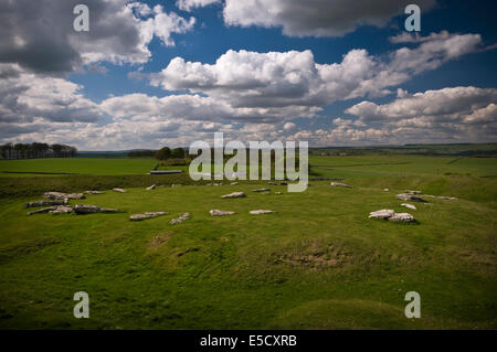 Arbor néolithique bas le cercle de pierre couchée et le henge monument à Derbyshire, Royaume-Uni Banque D'Images