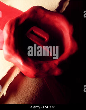 Un portefeuille financier près d'étanchéité d'un parchemin avec ruban rouge et de la cire. Banque D'Images