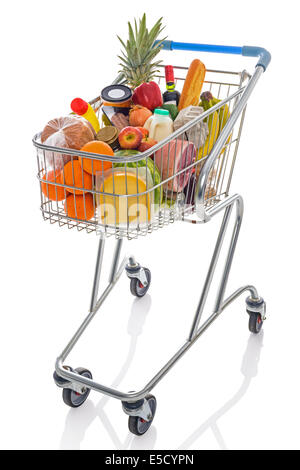 Panier plein de produits alimentaires frais isolé sur un fond blanc. Banque D'Images