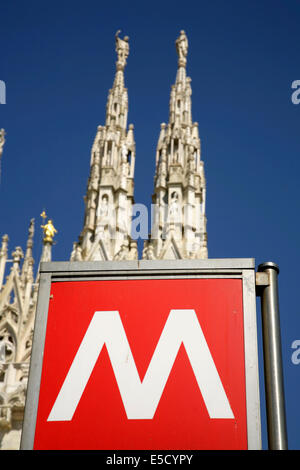 Symbole de métro en face de la cathédrale gothique ou La cathédrale de Milan, en Italie. Banque D'Images