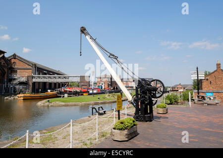 Du canal de Shropshire Union et vieux crane au niveau national Waterways Museum à Ellesmere Port, Cheshire, Angleterre, Royaume-Uni, Angleterre Banque D'Images