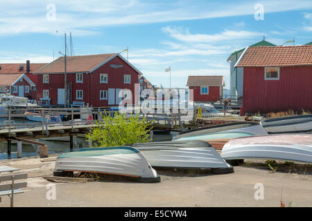 Cabanes de pêcheurs traditionnels colorés et les hangars à bateaux avec des bateaux dans la ville animée de Kungshamn, Bohuslän, Västra Götaland Iän, la Suède. Banque D'Images