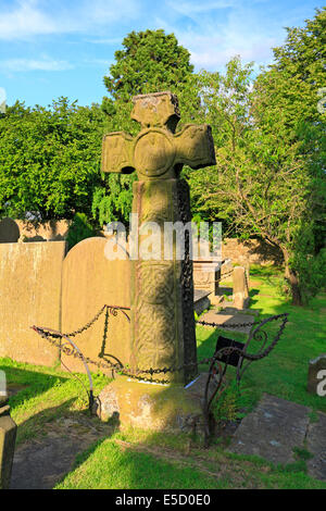 8ème siècle anglo-saxonne croix celtique à St Lawrence Church, Eyam, village de la peste, Derbyshire Peak District National Park, Angleterre, Royaume-Uni. Banque D'Images