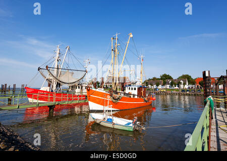 Shrimper chalutier et amarré au port de Fedderwardersiel, allemand de la région de la mer du Nord Banque D'Images