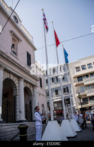 Gibraltar. 28 juillet, 2014. Drapeaux représentant la Marine royale, Royal Gibraltar Regiment et la Royal Air Force où arboré à John Mackintosh Square. Gibraltar a tenu aujourd'hui un service interconfessionnel de commémoration et de mémoire sur le 100e anniversaire du déclenchement de la Première Guerre mondiale à la John Mackintosh Square, Gibraltar. Crédit : Stephen Ignacio/Alamy Live News Banque D'Images