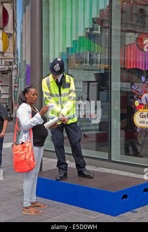 Londres, Royaume-Uni. 28 juillet 2014.Un des agents de police contribue à un touriste en étant debout sur leur nouvelle boîte à Piccadilly Circus au cours de la nouvelle initiative pour la fin de l'Ouest Crédit lancement : Keith Larby/Alamy Live News Banque D'Images