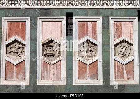 Sur les reliefs hexagonaux Giotto Campanile de Florence, Italie. Les panneaux hexagonaux sur le niveau plus bas illustrent l'histoire de mank Banque D'Images
