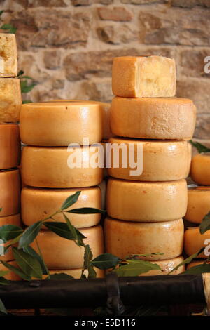 Fromages à vendre dans une épicerie fine Banque D'Images